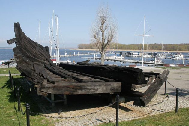 Kamień Pomorski, Cammin in Pommern - das Wrack eines Segelschiffes aus dem 19. Jahrhundert, geborgen aus der Ostsee Kamień Pomorski, Cammin in Pommern - das Wrack eines Segelschiffes aus dem 19. Jahrhundert, geborgen aus der Ostsee