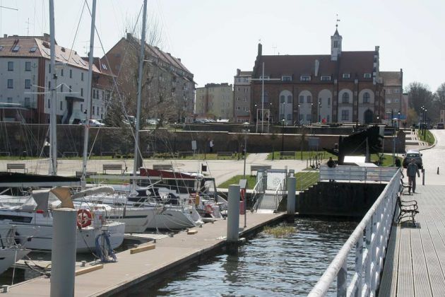 Kamień Pomorski, Cammin in Pommern - Blick auf das spätgotische Rathaus und dem Marktplatz Stary Rynek von der Mole an der Marina Kamień Pomorski, Cammin in Pommern - Blick auf das spätgotische Rathaus und dem Marktplatz Stary Rynek von der Mole an der Marina