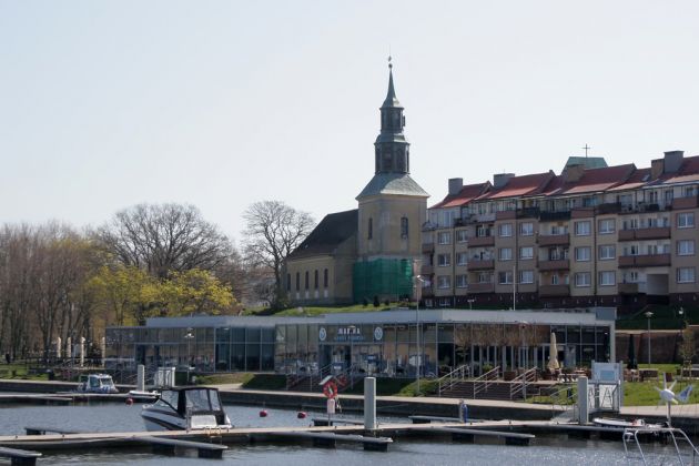 Kamień Pomorski, Cammin in Pommern - moderne Gebäude an der Marina vor der Nikolai-Kirche aus dem 16. Jahrhundert Kamień Pomorski, Cammin in Pommern - moderne Gebäude an der Marina vor der Nikolai-Kirche aus dem 16. Jahrhundert