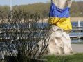 Kamień Pomorski, Cammin in Pommern - Denkmal am Camminer Bodden mit Schärpe in den Farben der Ukraine