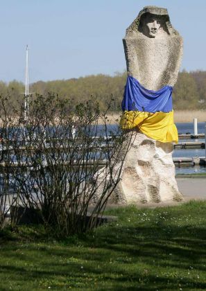 Kamień Pomorski, Cammin in Pommern - Denkmal am Camminer Bodden mit Schärpe in den Farben der Ukraine Kamień Pomorski, Cammin in Pommern - Denkmal am Camminer Bodden mit Schärpe in den Farben der Ukraine