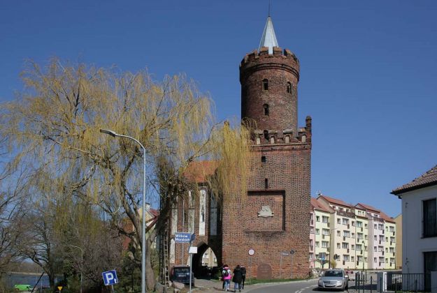 Kamień Pomorski, Cammin in Pommern - das Bautor, ein spätgotisches Burgtor aus dem 14. Jahrhundert mit Zinnenkranz Kamień Pomorski, Cammin in Pommern - das Bautor, ein spätgotisches Burgtor aus dem 14. Jahrhundert mit Zinnenkranz