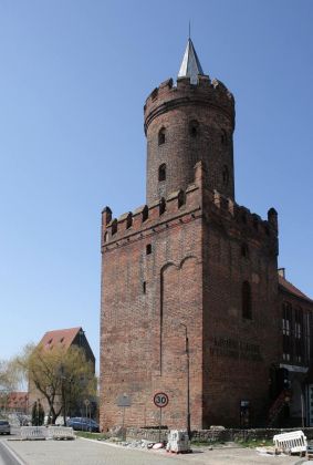 Kamień Pomorski, Cammin in Pommern - das Bautor, ein spätgotisches Burgtor aus dem 14. Jahrhundert mit Zinnenkranz Kamień Pomorski, Cammin in Pommern - das Bautor, ein spätgotisches Burgtor aus dem 14. Jahrhundert mit Zinnenkranz