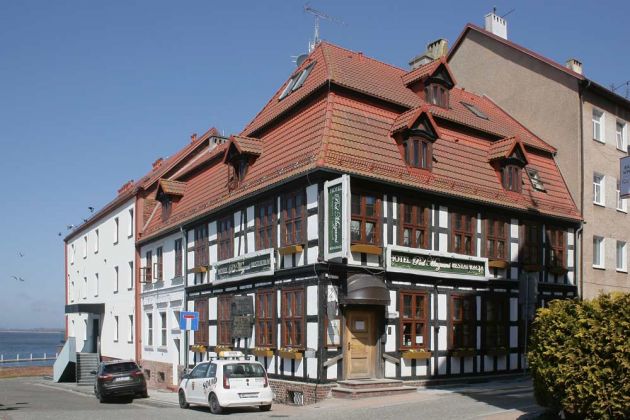 Kamień Pomorski, Cammin in Pommern - ein historisches Fachwerkhaus mit Mansarddach, Hoefs genannt, stammt aus dem 17. Jahrhundert am Stary Rynek, dem Marktplatz Kamień Pomorski, Cammin in Pommern - ein historisches Fachwerkhaus mit Mansarddach, Hoefs genannt, stammt aus dem 17. Jahrhundert am Stary Rynek, dem Marktplatz