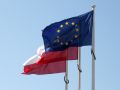 Kamień Pomorski, Cammin in Pommern - die Fahne der Europäischen Union vor Flaggen von Polen auf dem Marktplatz Stary Rynek