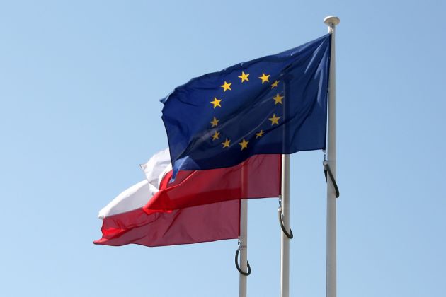 Kamień Pomorski, Cammin in Pommern - die Fahne der Europäischen Union vor Flaggen von Polen auf dem Marktplatz Stary Rynek Kamień Pomorski, Cammin in Pommern - die Fahne der Europäischen Union vor Flaggen von Polen auf dem Marktplatz Stary Rynek