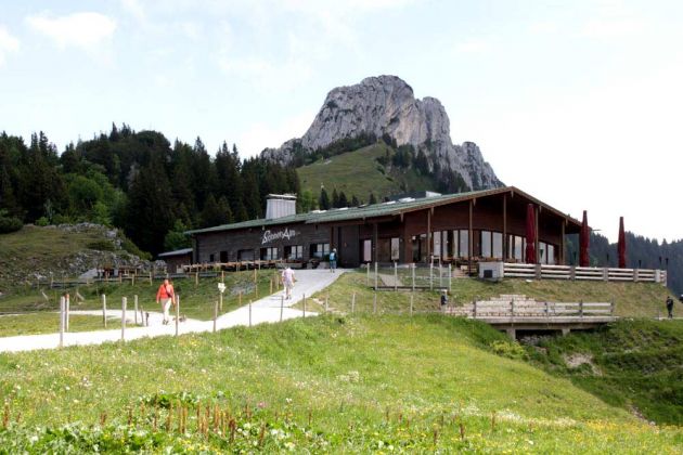 Die Sonnenalm vor den zackigen Gipfelfelsen der Kampenwand im Chiemgau Die Sonnenalm vor den zackigen Gipfelfelsen der Kampenwand im Chiemgau