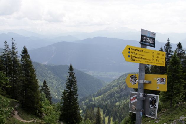 Der Wanderweg an der Kampenwand mit Blick auf die Tiroler Alpen Der Wanderweg an der Kampenwand mit Blick auf die Tiroler Alpen