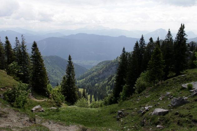 Der Wanderweg an der Kampenwand mit Blick auf die Tiroler Alpen Der Wanderweg an der Kampenwand mit Blick auf die Tiroler Alpen