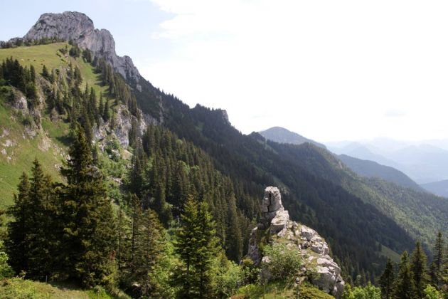 Die zackigen Gipfelfelsen der Kampenwand im Chiemgau Die zackigen Gipfelfelsen der Kampenwand im Chiemgau