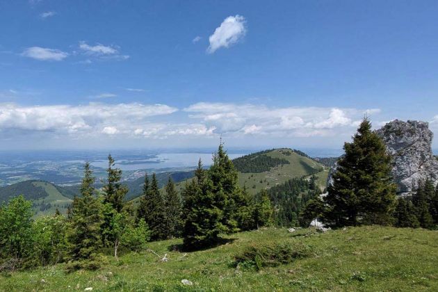 Der Blick von der Alm an der Kampenwand auf den Chiemsee Der Blick von der Alm an der Kampenwand auf den Chiemsee
