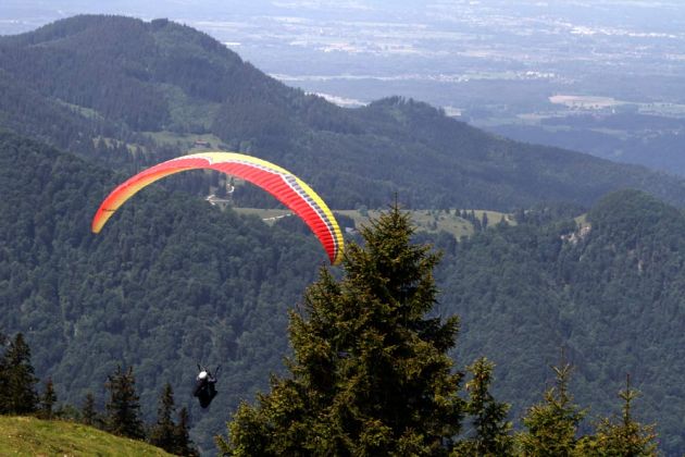 Ein Gleitschirm-Flieger im Aufwind vor der Kampenwand Ein Gleitschirm-Flieger im Aufwind vor der Kampenwand