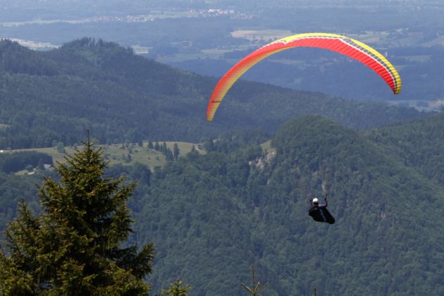 Ein Gleitschirm-Flieger im Aufwind vor der Kampenwand Ein Gleitschirm-Flieger im Aufwind vor der Kampenwand