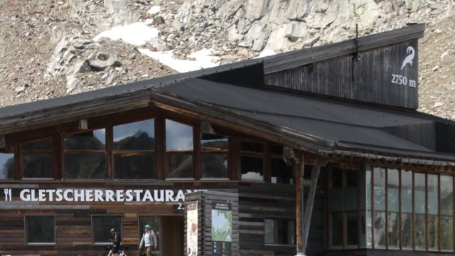 Die Kaunertaler Gletscherstrasse - am Gletscherrestaurant Weißsee in 2.750 m Höhe Die Kaunertaler Gletscherstrasse - am Gletscherrestaurant Weißsee in 2.750 m Höhe