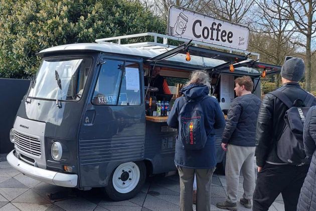 Der Keukenhof in Lisse nahe Amsterdam - ein Peugeot-Oldtimer als Verkaufswagen für Kaffeespezialitäten Der Keukenhof in Lisse nahe Amsterdam - ein Peugeot-Oldtimer als Verkaufswagen für Kaffeespezialitäten