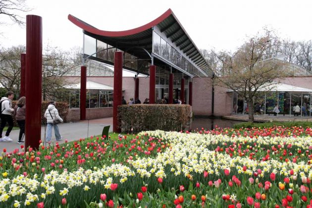 Der Keukenhof in Lisse nahe Amsterdam, ein Tulpen-Paradies - der Pavillon Willem Alexander Der Keukenhof in Lisse nahe Amsterdam, ein Tulpen-Paradies - der Pavillon Willem Alexander