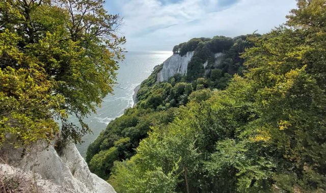 Die Kreideküste auf Rügen - der Blick vom Königsstuhl auf die Grosse Stubbenkammer und auf den Victoriablick Die Kreideküste auf Rügen - der Blick vom Königsstuhl auf die Grosse Stubbenkammer und auf den Victoriablick