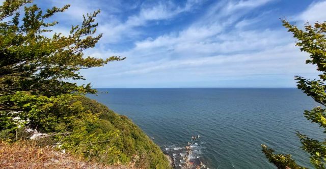 Die Kreideküste auf Rügen - der Blick vom 118 Meter hohen Königsstuhl auf die weite Ostsee Die Kreideküste auf Rügen - der Blick vom 118 Meter hohen Königsstuhl auf die weite Ostsee