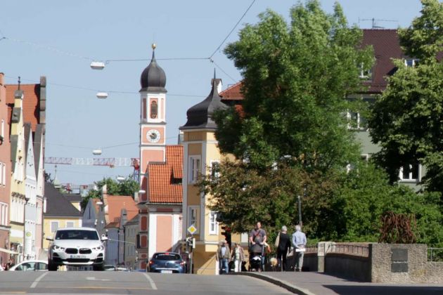 Landshut an der Isar - die Zweibrückenstrasse mit der spätgotischen St. Sebastian Kirche