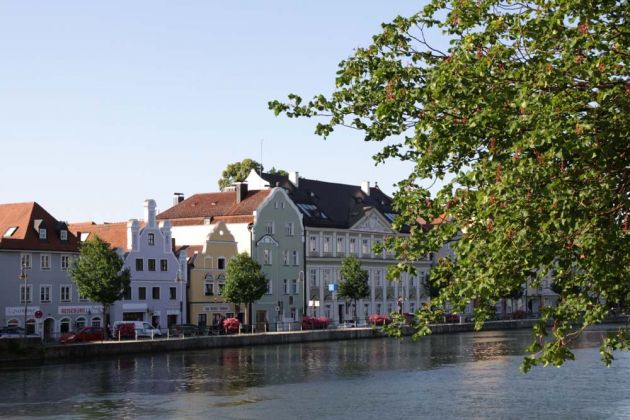 Landshut an der Isar - historische Fassaden mit dem Café Himmel am Isargestade Landshut an der Isar - historische Fassaden mit dem Café Himmel am Isargestade