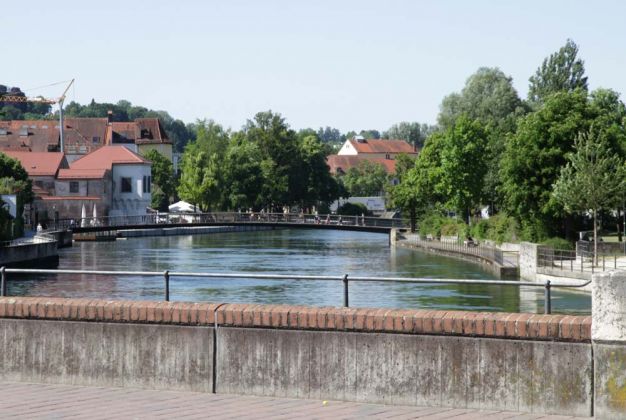 Landshut in Niederbayern - die Heiliggeist-Brücke und der Mühlensteg über die Isar Landshut in Niederbayern - die Heiliggeist-Brücke und der Mühlensteg über die Isar
