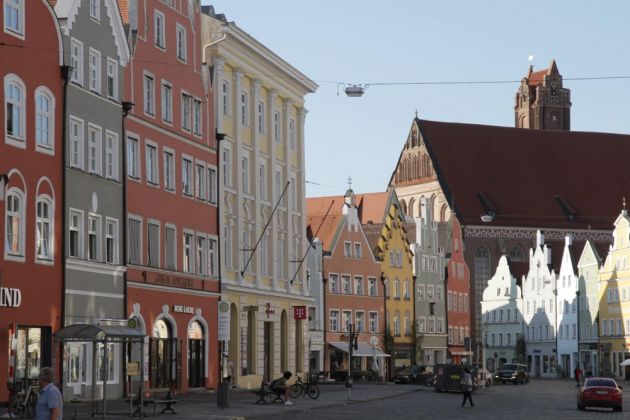 Landshut in Niederbayern - die untere Altstadt mit der Heilig-Geist-Kirche Landshut in Niederbayern - die untere Altstadt mit der Heilig-Geist-Kirche