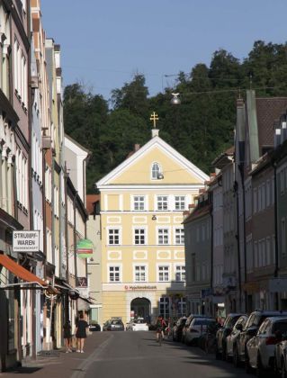 Landshut in Niederbayern - die Grasgasse mit viergeschossigem Palais mit barockem Dreieckgiebel Landshut in Niederbayern - die Grasgasse mit viergeschossigem Palais mit barockem Dreieckgiebel