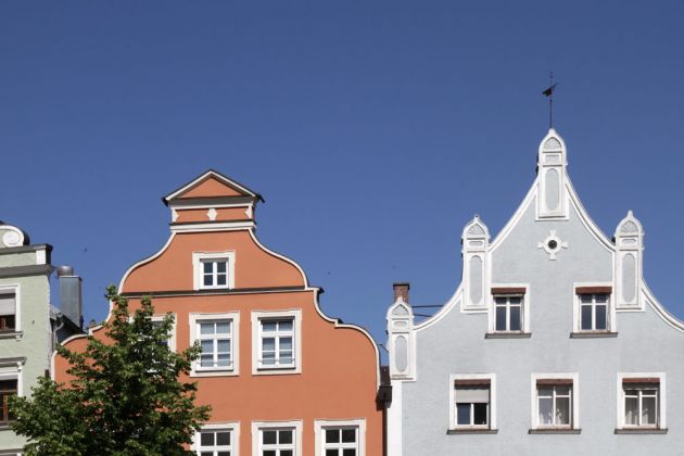 Landshut in Niederbayern - historische Fassaden der unteren Altstadt Landshut in Niederbayern - historische Fassaden der unteren Altstadt