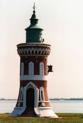 Bremerhaven, das Kaiserschleusen-Ostfeuer am Zolltor nahe des Kaiserhafens - der 'Pingel-Turm' des Baujahres 1900 im historisierenden Backsteinstil mit der Nebelglocke Bremerhaven, das Kaiserschleusen-Ostfeuer am Zolltor nahe des Kaiserhafens - der 'Pingel-Turm' des Baujahres 1900 im historisierenden Backsteinstil mit der Nebelglocke