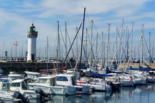 Phare de Port Haliguen, Baujahr 1840, Höhe 11,3 Meter - der Leuchtturm in Port Haliguen auf der Halbinsel Quiberon in der Bretagne Phare de Port Haliguen, Baujahr 1840, Höhe 11,3 Meter - der Leuchtturm in Port Haliguen auf der Halbinsel Quiberon in der Bretagne