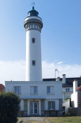Der Leuchtturm der Stadt Quiberon - Phare de Port Maria im Süden der Halbinsel Quiberon, Bauzeit Ende des 19. Jahrhunderts, Höhe 25 Meter Der Leuchtturm der Stadt Quiberon - Phare de Port Maria im Süden der Halbinsel Quiberon, Bauzeit Ende des 19. Jahrhunderts, Höhe 25 Meter