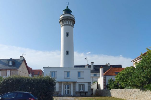Der Leuchtturm der Stadt Quiberon - Phare de Port Maria im Süden der Halbinsel Quiberon, Bauzeit Ende des 19. Jahrhunderts, Höhe 25 Meter Der Leuchtturm der Stadt Quiberon - Phare de Port Maria im Süden der Halbinsel Quiberon, Bauzeit Ende des 19. Jahrhunderts, Höhe 25 Meter