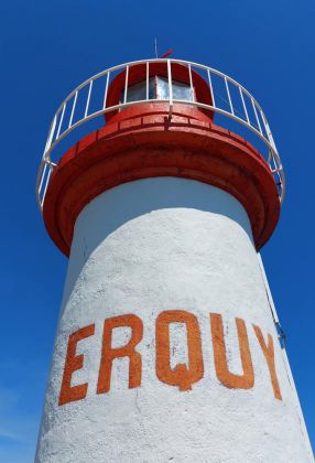 Der Leuchtturm von Erquy am Fuss des Cap d'Erquy - Phare de la Jetée auf dem Hafendamm - Baujahr 1899, Höhe 11 Meter Der Leuchtturm von Erquy am Fuss des Cap d'Erquy - Phare de la Jetée auf dem Hafendamm - Baujahr 1899, Höhe 11 Meter
