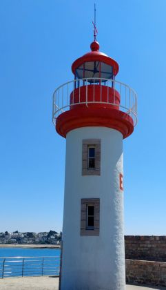 Der Leuchtturm von Erquy am Fuss des Cap d'Erquy - Phare de la Jetée auf dem Hafendamm - Baujahr 1899, Höhe 11 Meter Der Leuchtturm von Erquy am Fuss des Cap d'Erquy - Phare de la Jetée auf dem Hafendamm - Baujahr 1899, Höhe 11 Meter