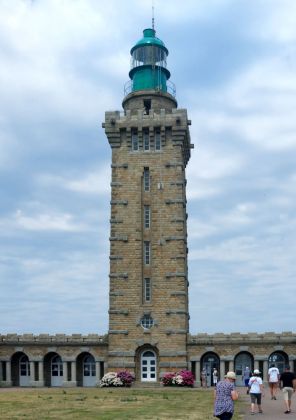 Der neue Leuchtturm am Cap Fréhel an der Côtes-d’Armor - der Phare du Cap Fréhel, Baujahre 1946 bis 1950, Höhe 33 Meter Der neue Leuchtturm am Cap Fréhel an der Côtes-d’Armor - der Phare du Cap Fréhel, Baujahre 1946 bis 1950, Höhe 33 Meter