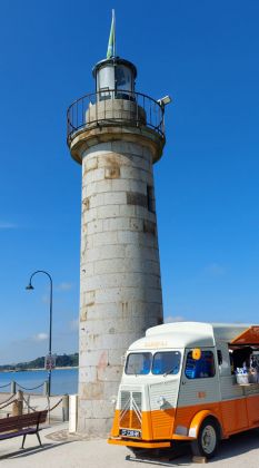 Der Leuchtturm von Cancale an der Côte d’Émeraude - der 12 Meter hohe Phare de la Houle des Baujahres 1863 an der Cale de la Fenêtre Der Leuchtturm von Cancale an der Côte d’Émeraude - der 12 Meter hohe Phare de la Houle des Baujahres 1863 an der Cale de la Fenêtre