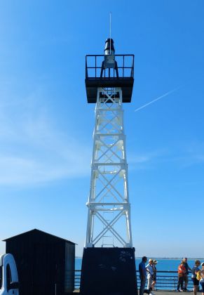 Cancale an der Côte d’Émeraude, Cale de la Fenêtre - der stählerne Gittermast mit dem Leuchtfeuer an der Hafeneinfahrt Cancale an der Côte d’Émeraude, Cale de la Fenêtre - der stählerne Gittermast mit dem Leuchtfeuer an der Hafeneinfahrt