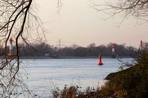 Berne & Juliusplate an der Unterweser - jeweils Unter- und Oberfeuer. Das Unterfeuer Juliusplate befindet sich dabei im Unterfeuer Berne. Berne & Juliusplate an der Unterweser - jeweils Unter- und Oberfeuer. Das Unterfeuer Juliusplate befindet sich dabei im Unterfeuer Berne.