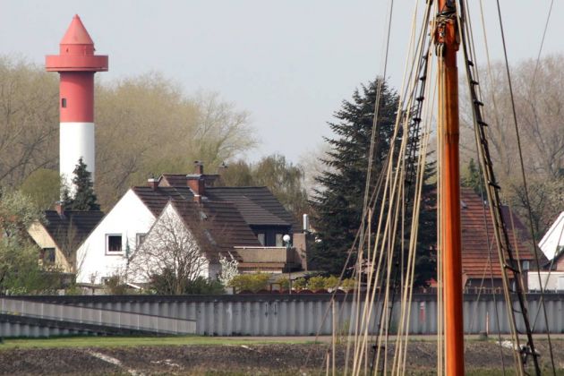 Oberfeuer Lemwerder, Richtfeuer 27 m hoch - rotes Rohr mit weißem Band und Galerie Oberfeuer Lemwerder, Richtfeuer 27 m hoch - rotes Rohr mit weißem Band und Galerie