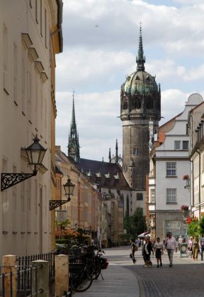 Lutherstadt Wittenberg an der Elbe - die Schlossstrasse mit der Schlosskirche Lutherstadt Wittenberg an der Elbe - die Schlossstrasse mit der Schlosskirche