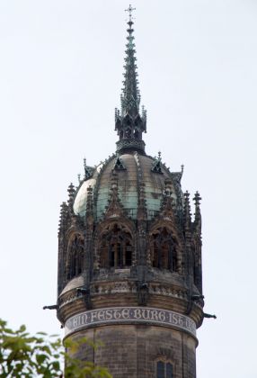 Lutherstadt Wittenberg an der Elbe - die markante Turmspitze der Schlosskirche Lutherstadt Wittenberg an der Elbe - die markante Turmspitze der Schlosskirche