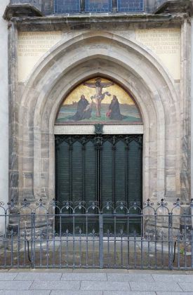 Lutherstadt Wittenberg an der Elbe - die Thesentür der Schlosskirche am Schlossplatz Lutherstadt Wittenberg an der Elbe - die Thesentür der Schlosskirche am Schlossplatz