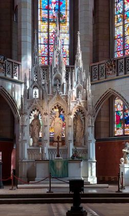 Lutherstadt Wittenberg an der Elbe - die Innenansicht der Schlosskirche, der Chorraum mit dem Sandstein-Altar Lutherstadt Wittenberg an der Elbe - die Innenansicht der Schlosskirche, der Chorraum mit dem Sandstein-Altar
