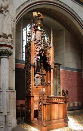 Lutherstadt Wittenberg an der Elbe - die Innenansicht der Schlosskirche, Chorgestühl links vom Sandstein-Altar Lutherstadt Wittenberg an der Elbe - die Innenansicht der Schlosskirche, Chorgestühl links vom Sandstein-Altar