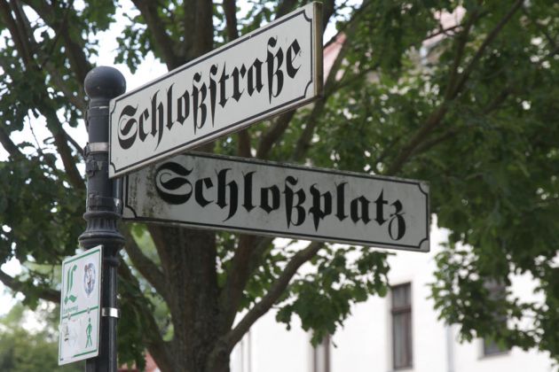 Lutherstadt Wittenberg an der Elbe - Strassenschilder am Schlossplatz/Ecke Schlossstrasse Lutherstadt Wittenberg an der Elbe - Strassenschilder am Schlossplatz/Ecke Schlossstrasse