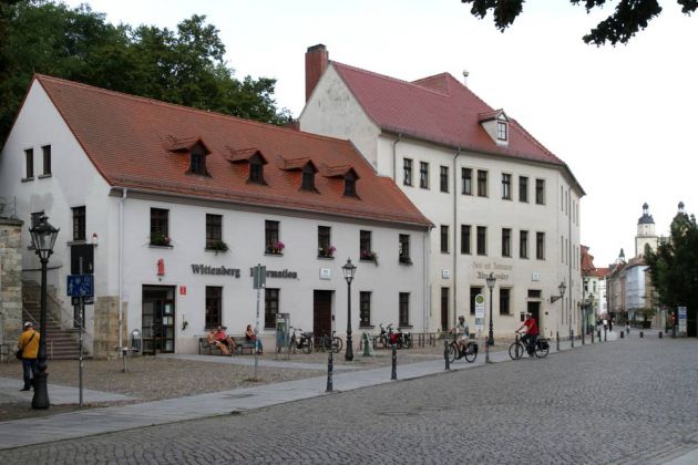 Lutherstadt Wittenberg an der Elbe - der Schlossplatz mit der Touristinformation Lutherstadt Wittenberg an der Elbe - der Schlossplatz mit der Touristinformation