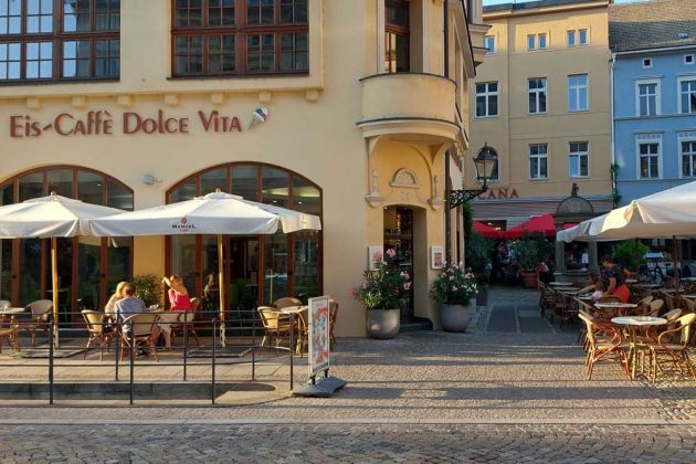 Lutherstadt Wittenberg an der Elbe - ein Eiscafé an der Collegienstrasse Lutherstadt Wittenberg an der Elbe - ein Eiscafé an der Collegienstrasse