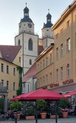 Lutherstadt Wittenberg an der Elbe - der idyllische Holzmarkt mit den Türmen der Stadtkirche Lutherstadt Wittenberg an der Elbe - der idyllische Holzmarkt mit den Türmen der Stadtkirche