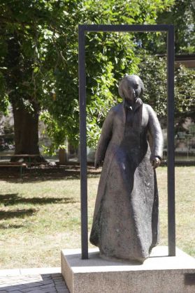 Lutherstadt Wittenberg an der Elbe - das Denkmal für Katharina von Bora im Garten des Lutherhauses Lutherstadt Wittenberg an der Elbe - das Denkmal für Katharina von Bora im Garten des Lutherhauses