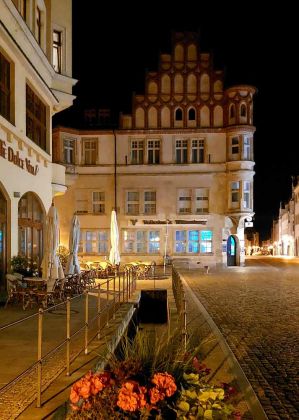 Lutherstadt Wittenberg an der Elbe - nächtliche Ansicht des historischen Gebäudes der Volksbank an der Collegienstrasse Lutherstadt Wittenberg an der Elbe - nächtliche Ansicht des historischen Gebäudes der Volksbank an der Collegienstrasse